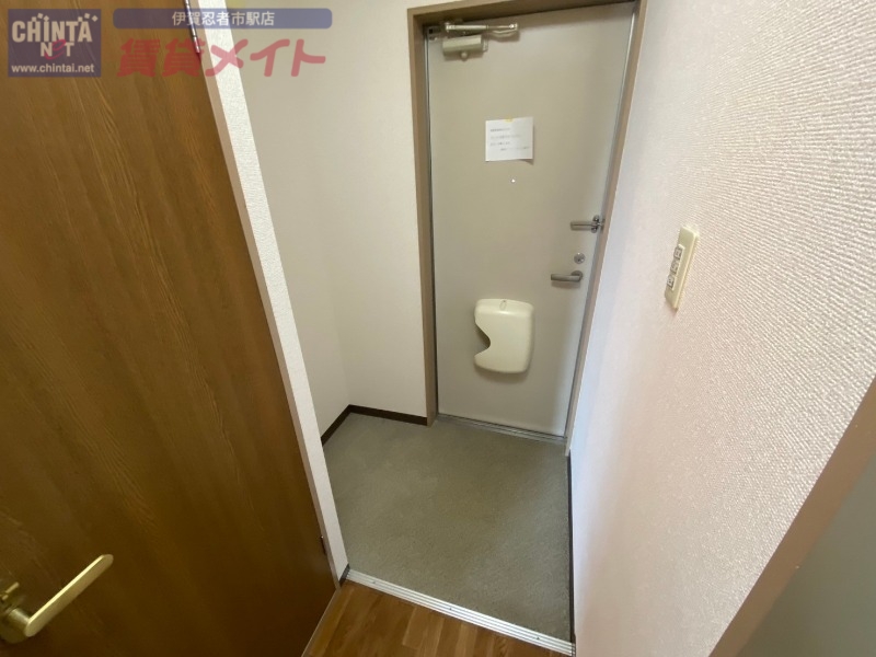 玄関　別部屋の写真となります。