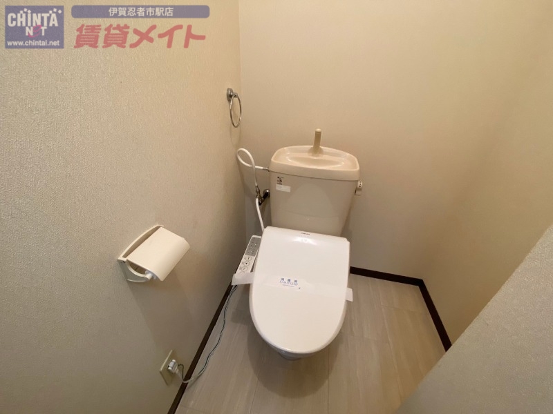 トイレ　別部屋の写真となります。