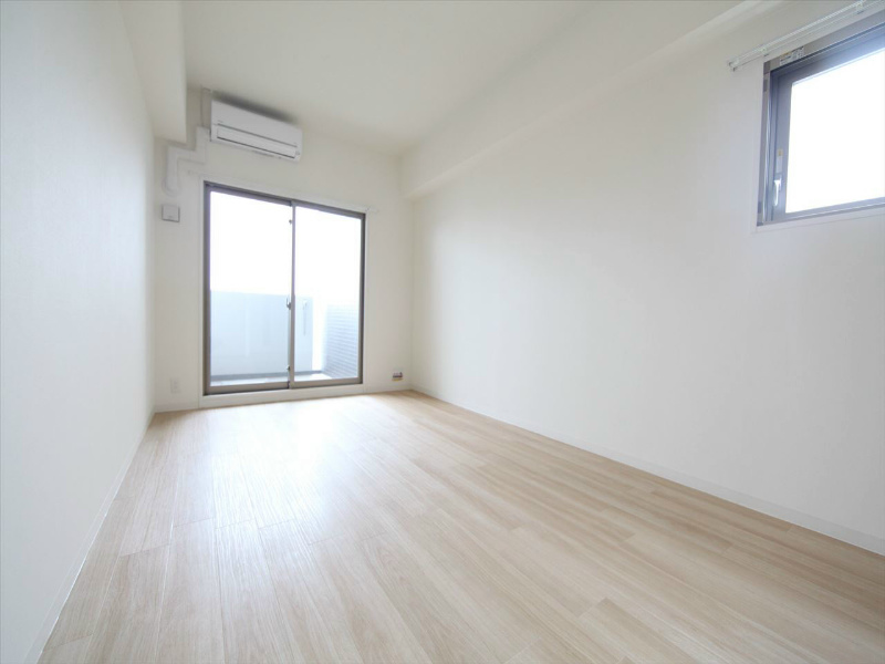 バルコニー　洋室8.6帖　エアコン完備　バルコニー