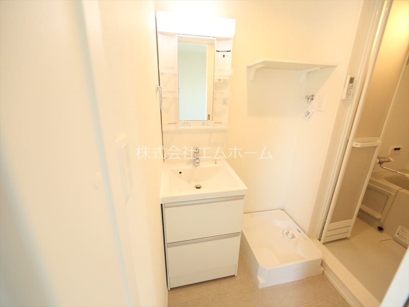 洗面設備　脱衣所　独立洗面台（シャンプードレッサー付）収納スペース有