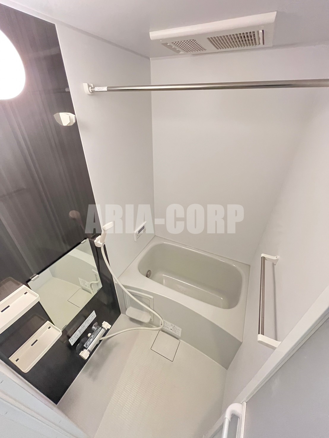 バス・シャワールーム　追い焚き機能付。カラーパネル採用でお洒落なバスルームです♪