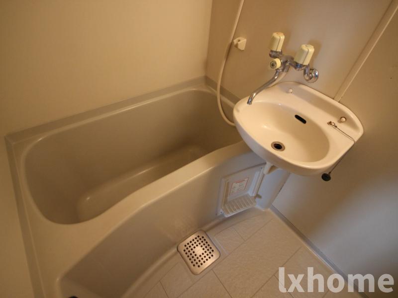 バス・シャワールーム　コンパクトで使いやすいお風呂です