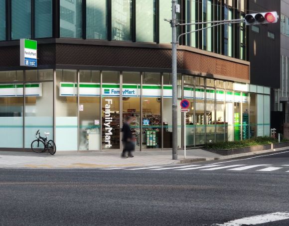 コンビニ　ファミリーマート小伝馬町鞍掛橋店（コンビニ）まで151m