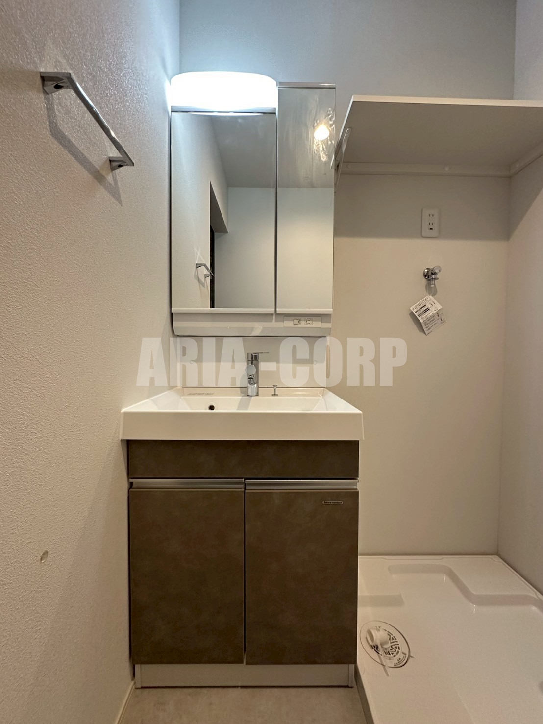 洗面設備　シャンプードレッサー付洗面所と広々とした脱衣所◎（同仕様）