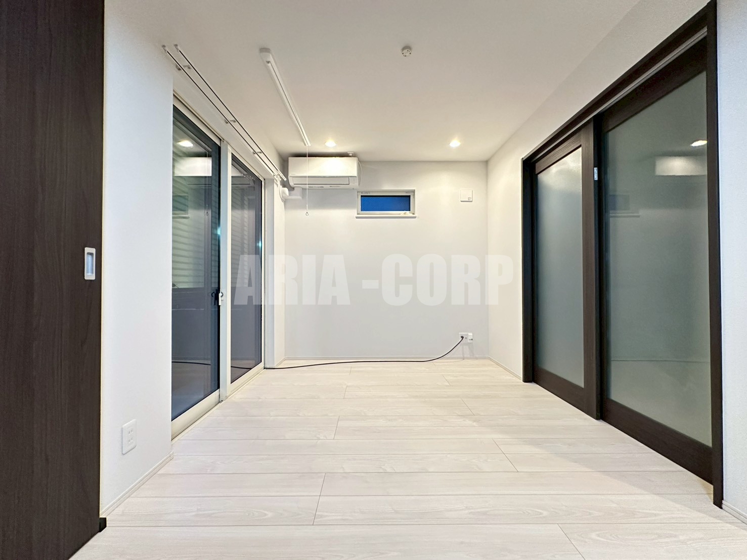 居室・リビング　全室端部屋設計につき窓も多く明るいお部屋です♪（同仕様）