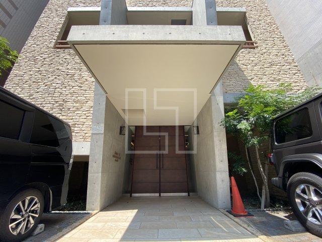 エントランス　レジュールアッシュ心斎橋LUXE（レジュールアッシュ心斎橋リ