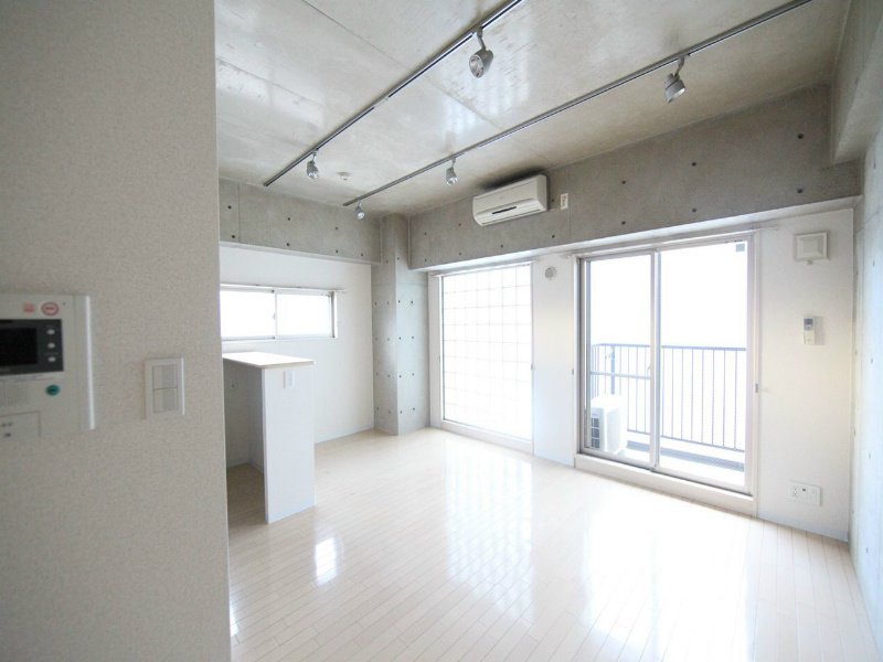 バルコニー　ＬＤＫ12.4帖　両面バルコニー　エアコン完備