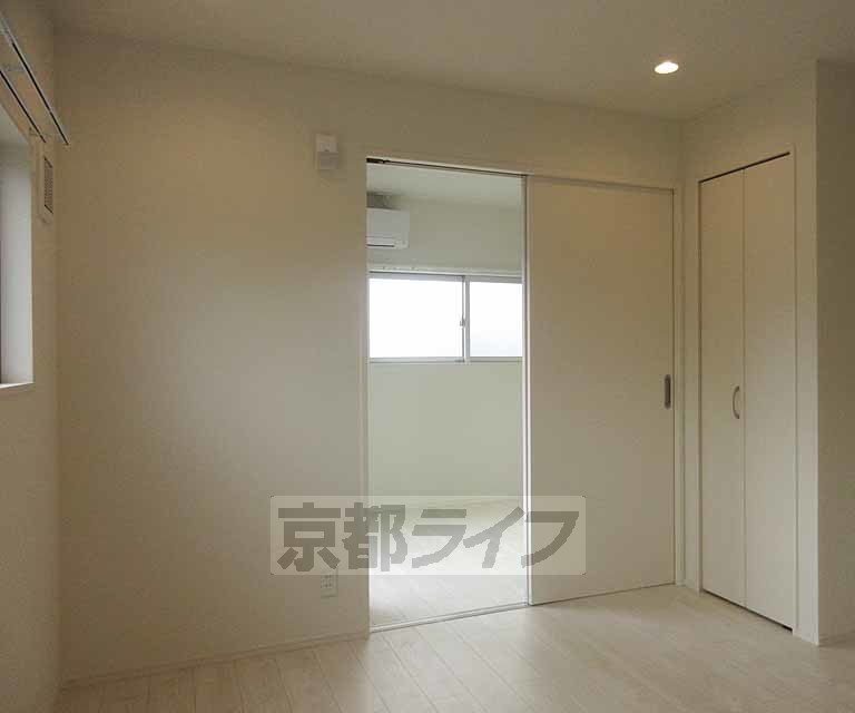 居室・リビング　白を基調としたダイニングです