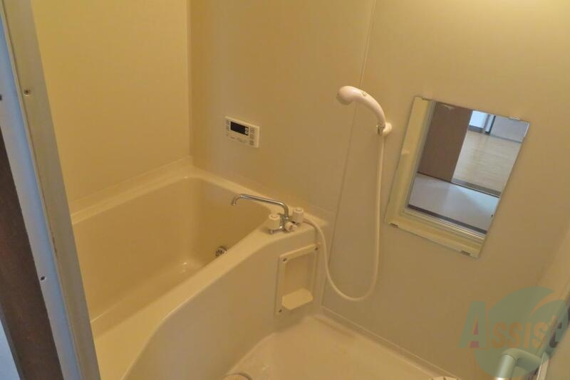 バス・シャワールーム　洗い場も脱衣所もあり、ゆっくりバスタイムを満喫できそう