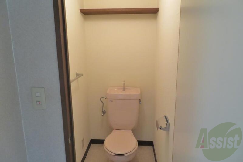 トイレ　トイレ上部に設置された棚も必要な設備ですよね