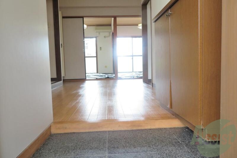 玄関　南向きの窓から差し込む光で玄関まで明るいですね