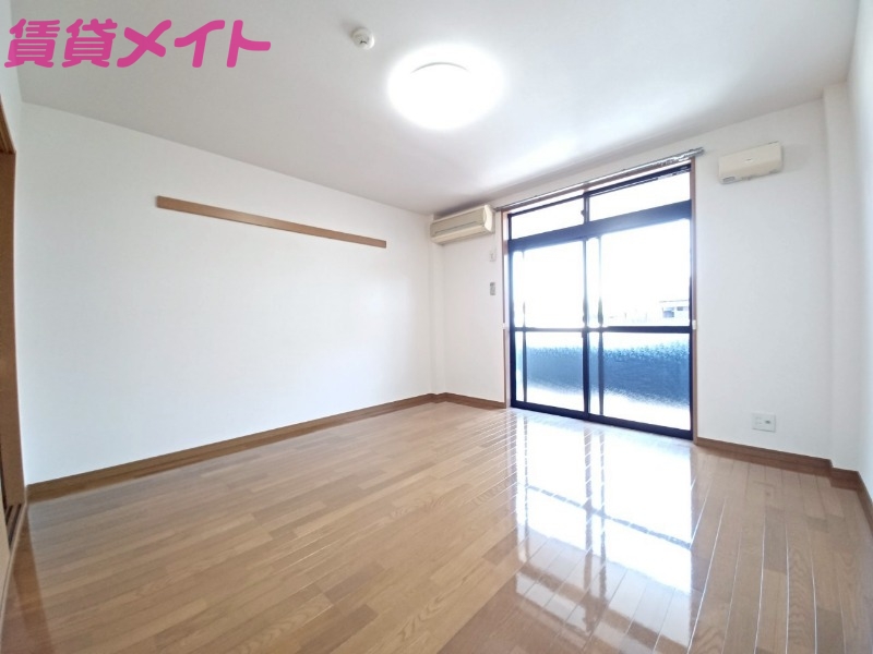 居室・リビング　同物件別室写真