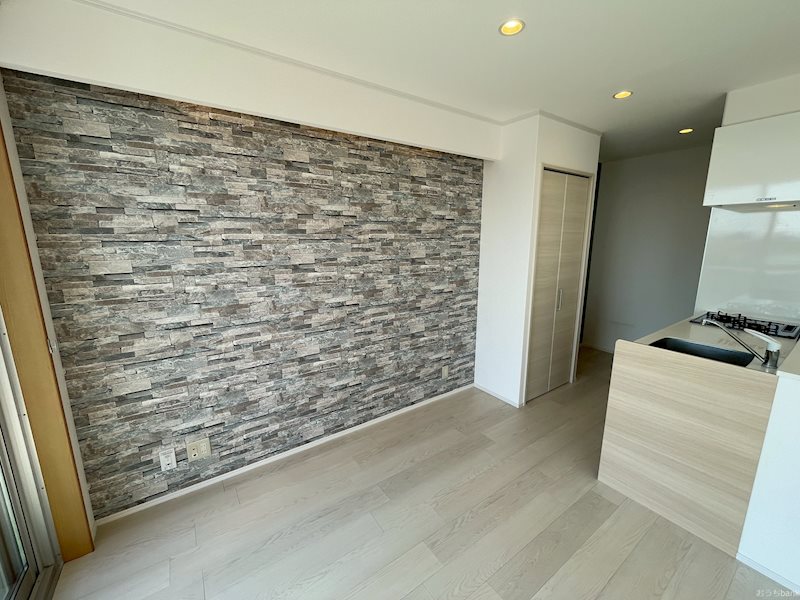 居室・リビング　アクセントクロスで高級感のあるおしゃれなリビングです。