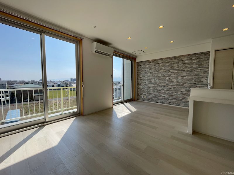 その他部屋・スペース　大きな窓からは外の明るい光がよく入ります。