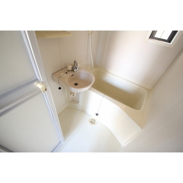 バス・シャワールーム　換気しやすい窓付き浴室