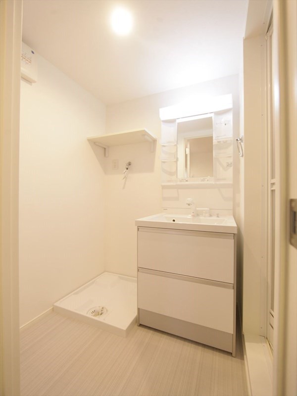 洗面設備　脱衣所　独立洗面台（シャンプードレッサー付）　同仕様写真