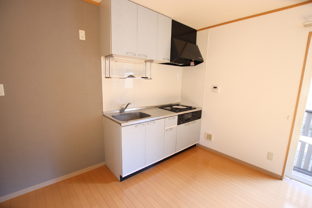 キッチン　レンジフード付の３口ガスコンロシステムキッチン