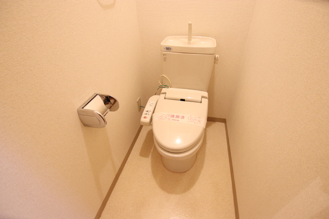 トイレ　トイレには快適な温水洗浄便座付き