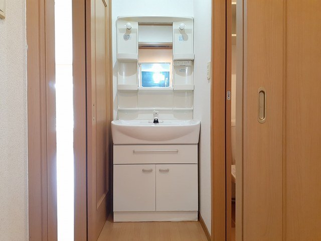 洗面設備　明るい洗面所です