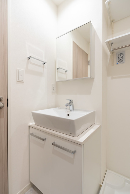 洗面設備　竣工前写真。写真は同タイプ別部屋です。