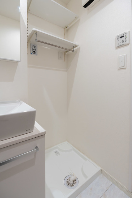 トイレ　竣工前写真。写真は同タイプ別部屋です。