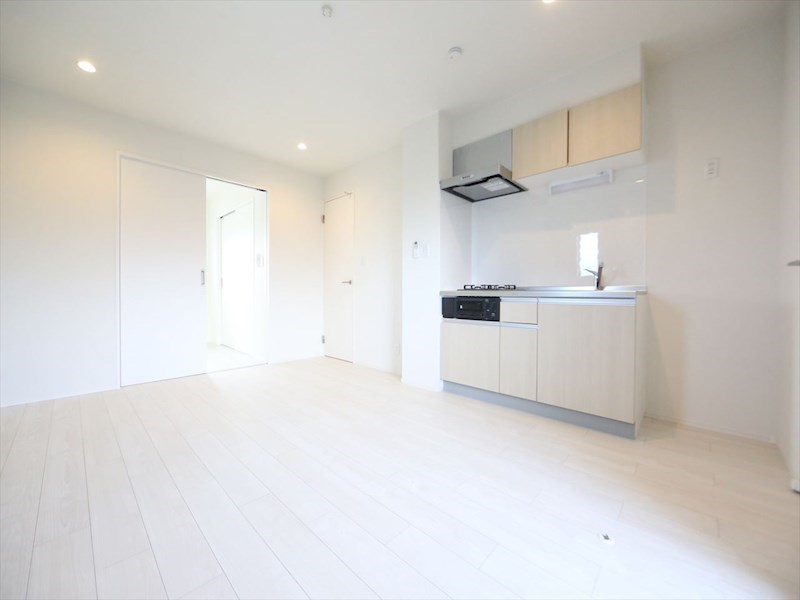 居室・リビング　ＬＤＫ9.4帖　システムキッチン　エアコン完備　同仕様写真