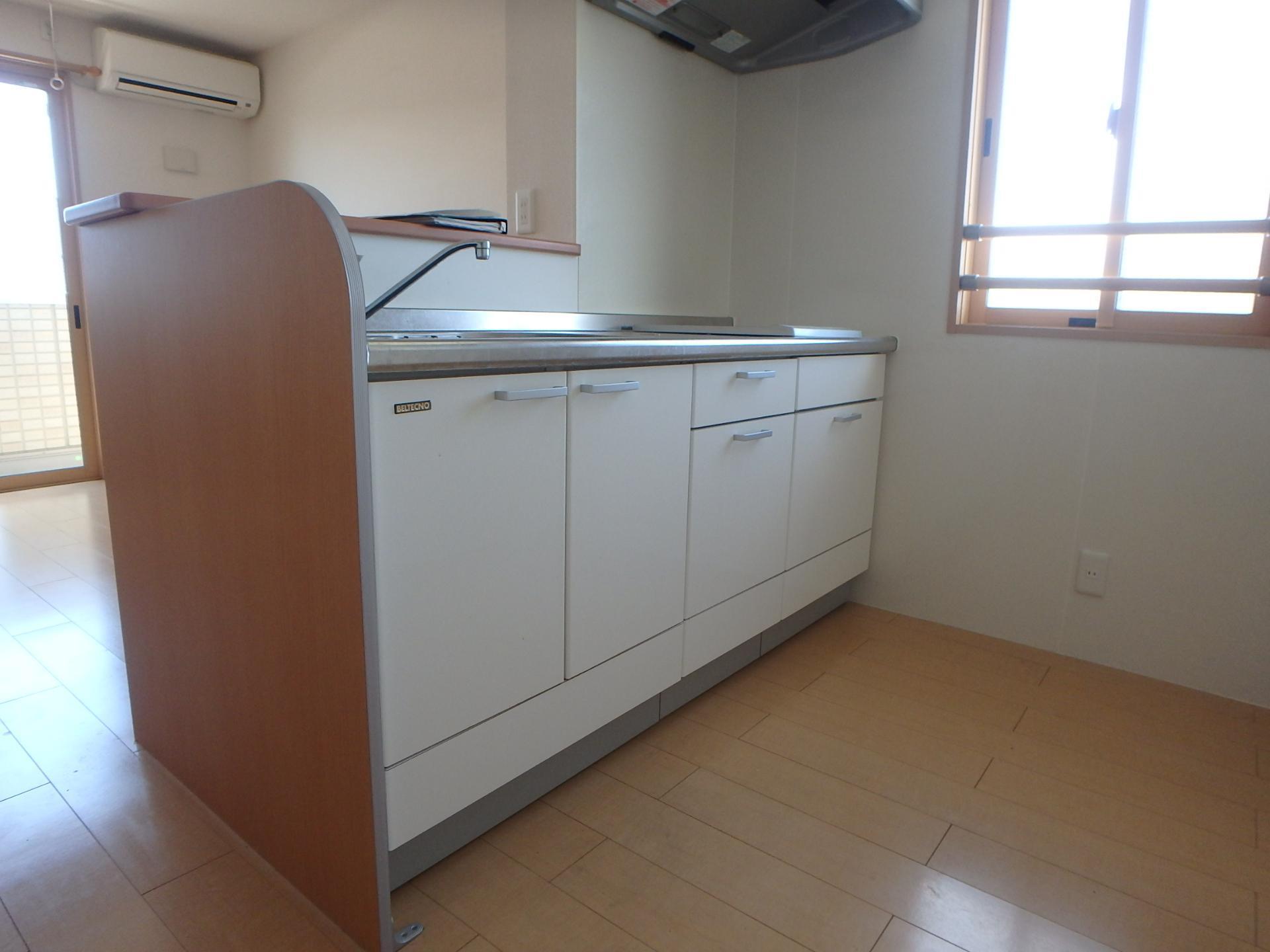 キッチン　ＩＨクッキングヒ－タ－付の対面式キッチン