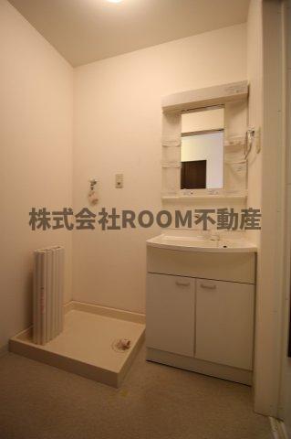 洗面設備　明るい洗面所です