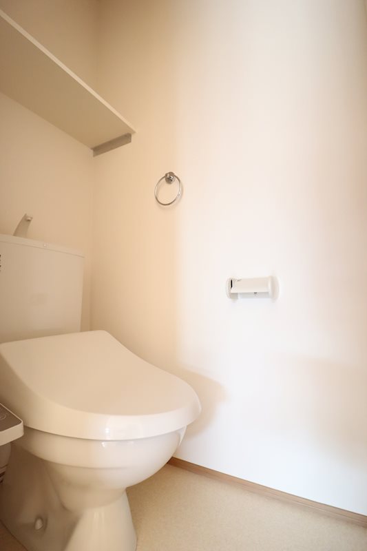 トイレ　（イメージ）温水洗浄便座付きのトイレです。