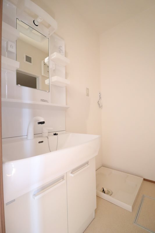 洗面設備　（イメージ）独立洗面化粧台と洗濯用防水パンがございます。