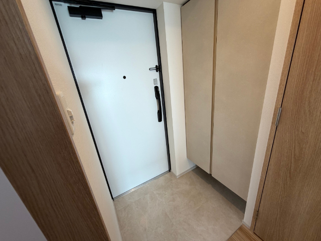 玄関　１５０３号室の写真になります。
