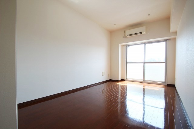 居室・リビング　同物件別号室のものです。