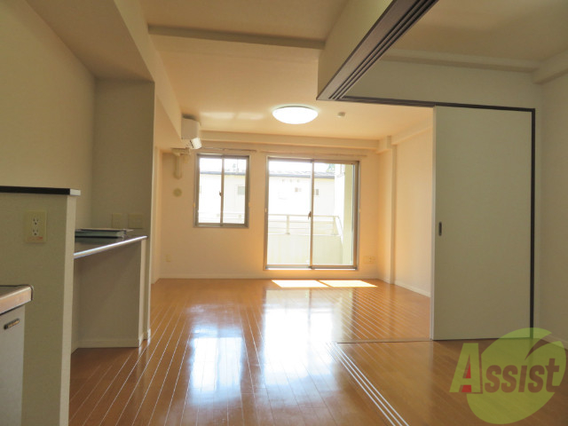 居室・リビング　広々としたリビングです。レイアウト楽しみですね。