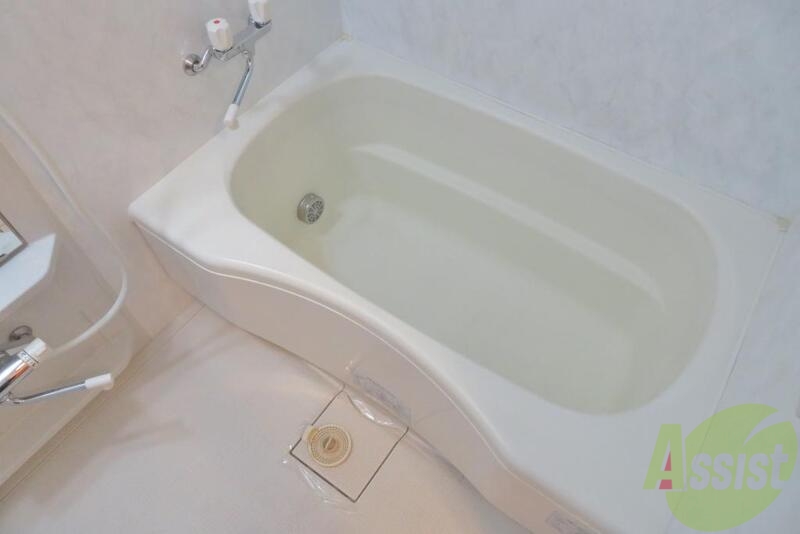 バス・シャワールーム　浴室はゆったりと浸かれるサイズ感になっています。