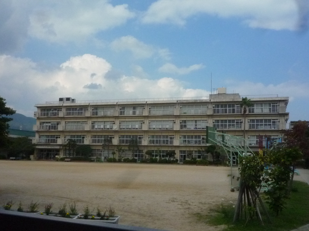 小学校　宝塚市立　末広小学校（小学校）まで656m