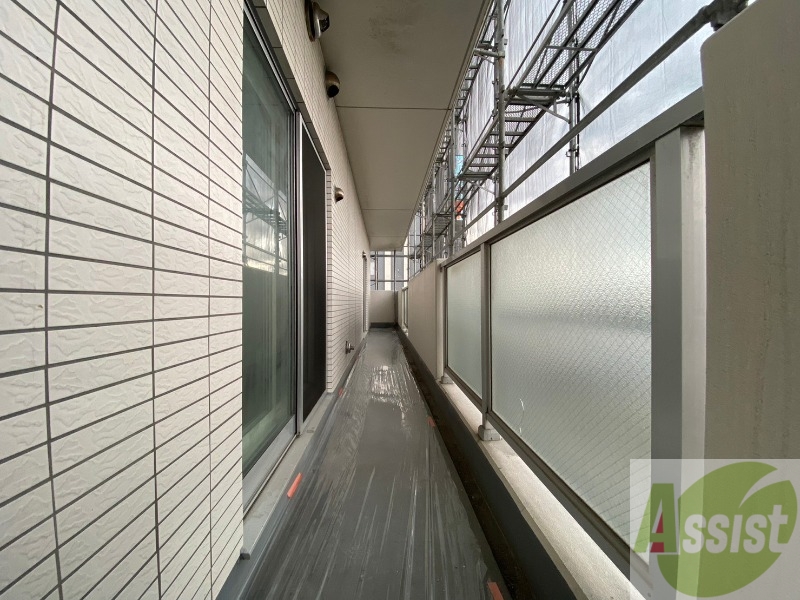 バルコニー　バルコニーは幅があり、広い印象を受けました。