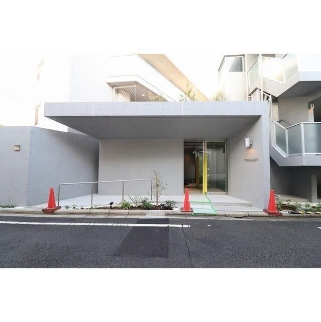 エントランス　落ち着いたエントランスです