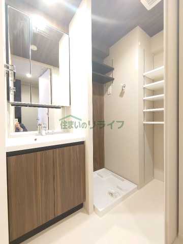 洗面設備　※参考写真　同タイプ間取りの502号室の写真となります。