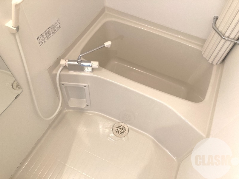 バス・シャワールーム　キレイにリフォームされています♪