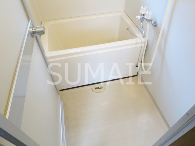 バス・シャワールーム　清潔感のあるバスルームです。