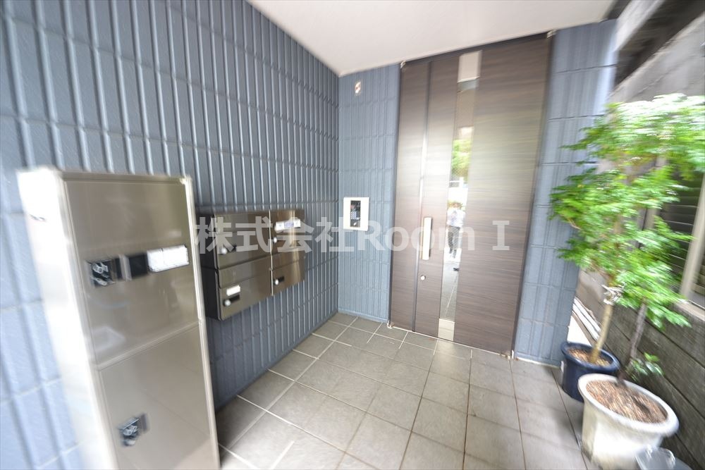 エントランス　清潔なエントランスです宅配BOXです