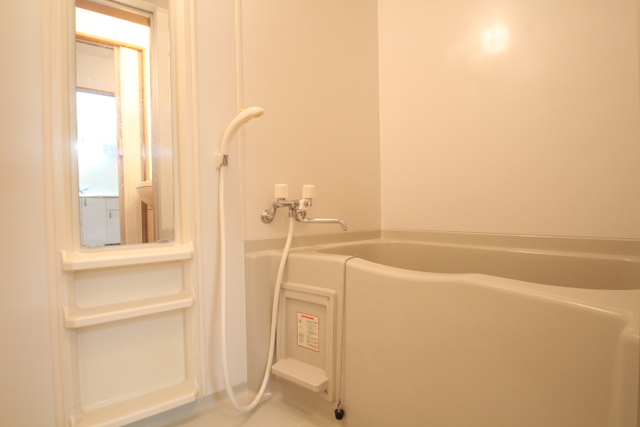 バス・シャワールーム　雨の日のお洗濯だけでなく、カビ予防にも大活躍の浴室乾燥機付♪