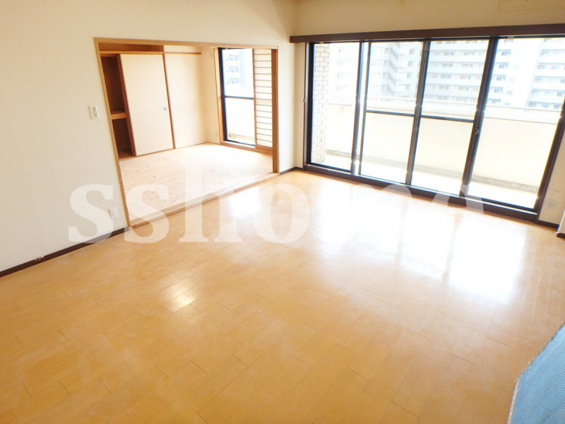 居室・リビング　窓が多く明るいお部屋です☆