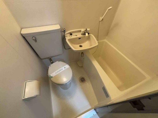 バス・シャワールーム　コンパクトで使いやすいお風呂です