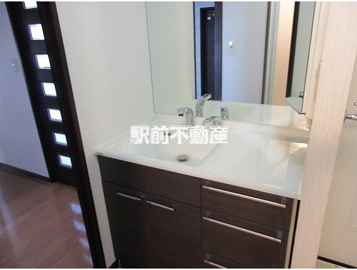 洗面設備　鏡の大きなキッチンです♪