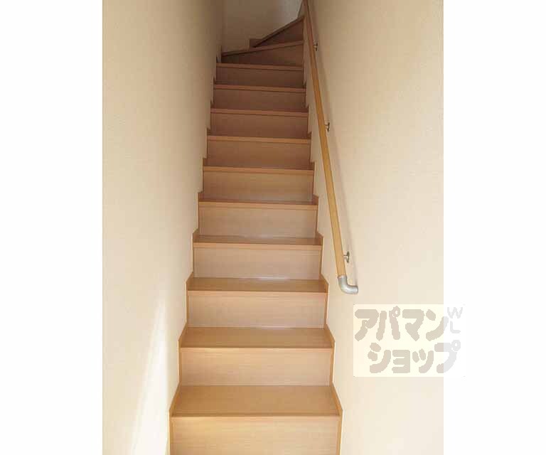 その他部屋・スペース　玄関を開けたら階段です！