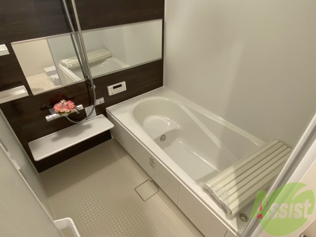 バス・シャワールーム　追い焚き機能もあるお風呂、バスタブも大きいですね