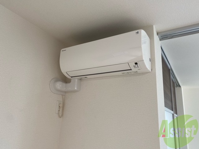 その他設備　お部屋の角にはエアコンがあります、シーズン問わず活躍ですね