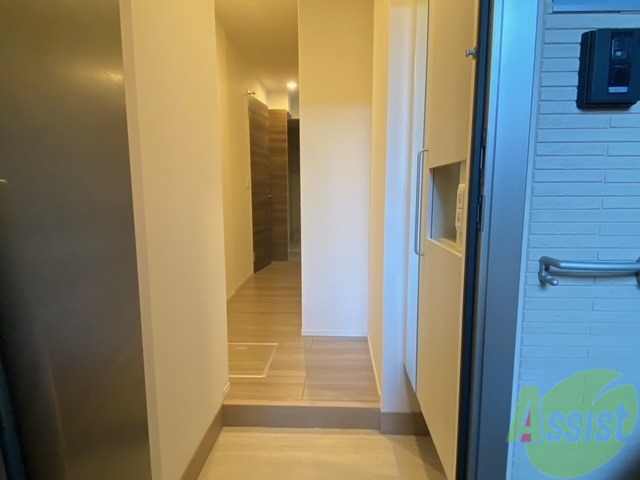 玄関　玄関を入って生活空間が見えないのはポイントですね