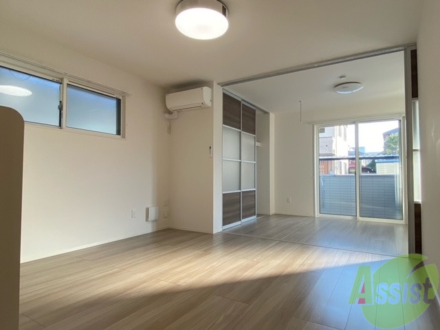 居室・リビング　リビングはこちら、アラジンがついてますね